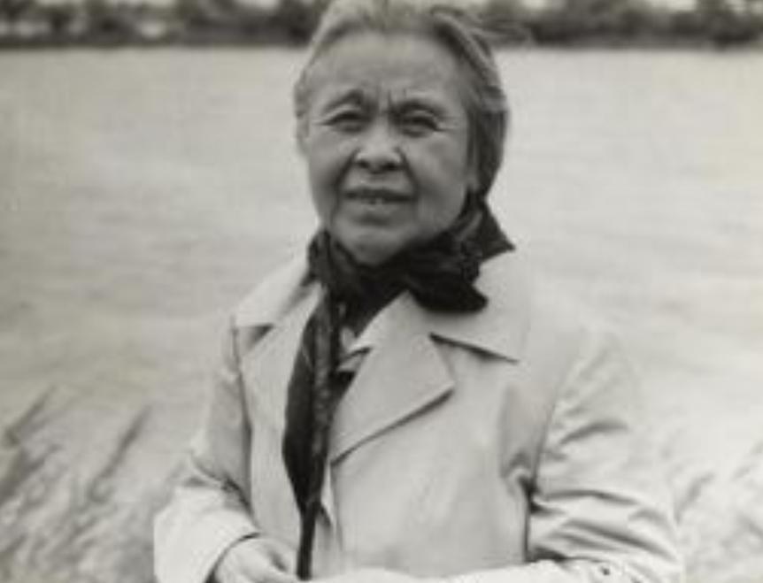 "我最纪念的是也频，而最怀念的是雪峰。"多年后有人问丁玲，你这辈子最放不下的人是