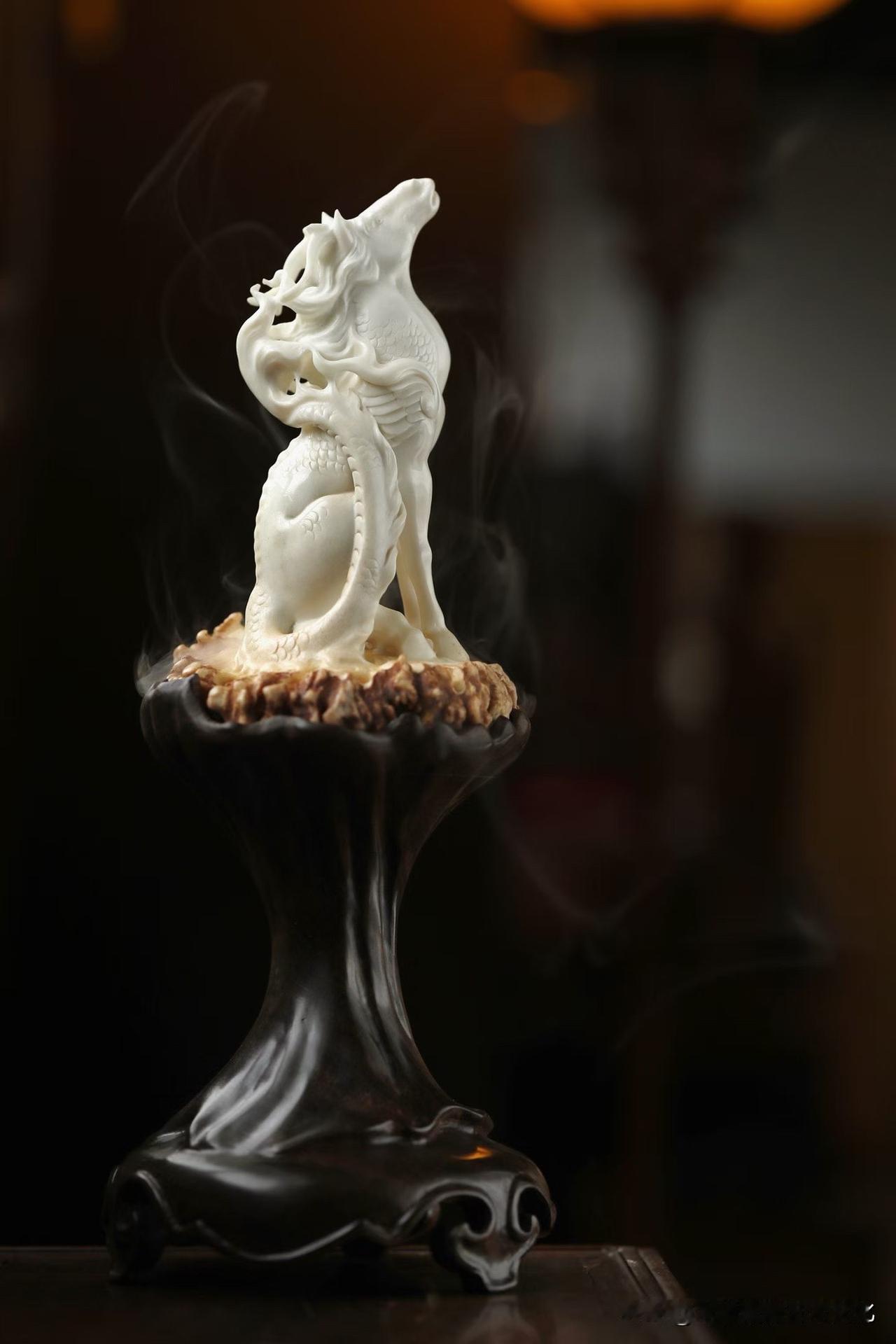 有些器物，天生就带着一股向上的气。
哪怕静静立在那里，也压不住那份昂扬。

这件
