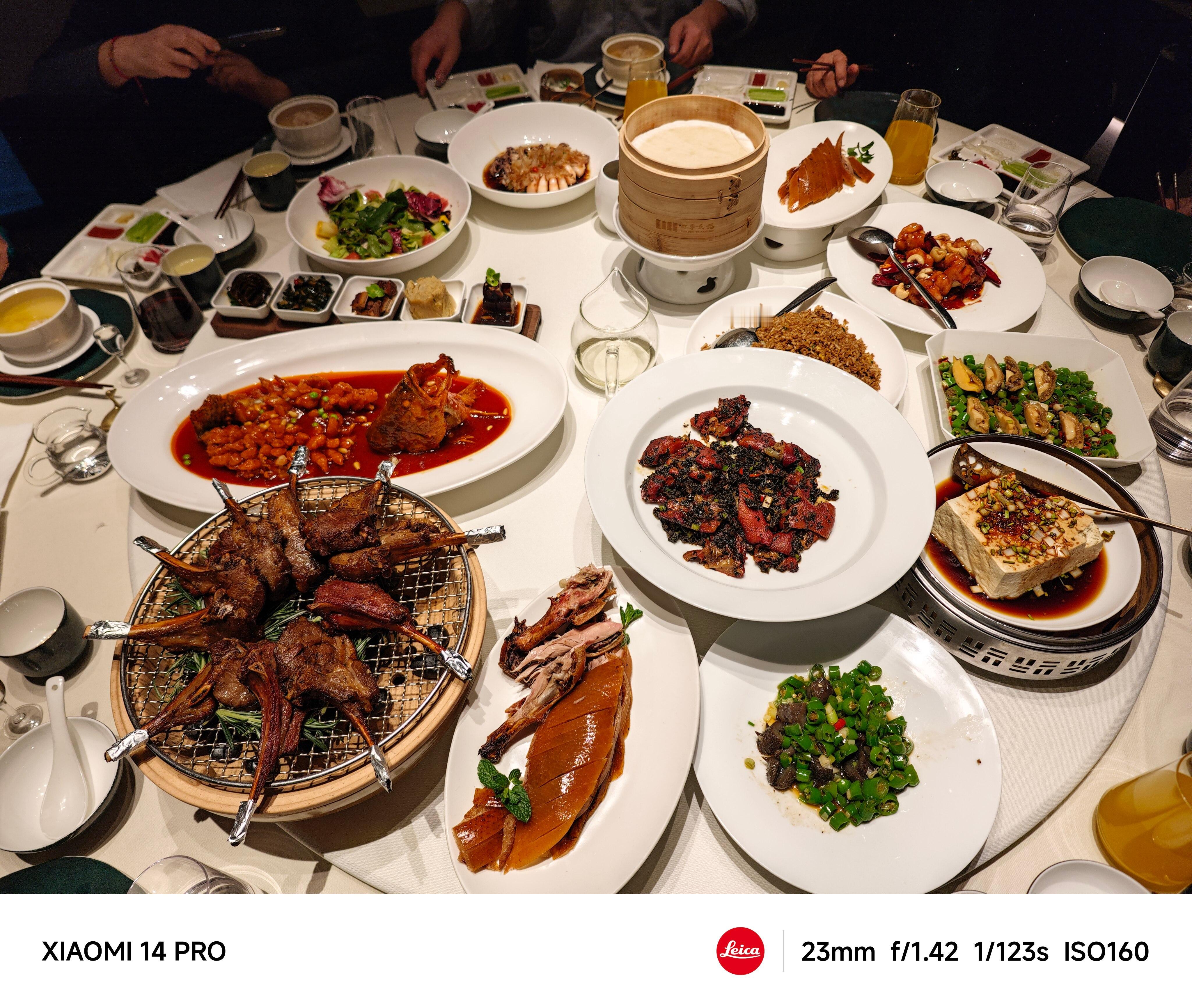 我们的年夜饭开餐啦~哈哈哈哈大家除夕快乐鸭限时俩小时，六点半到八点半，抓紧吃[笑