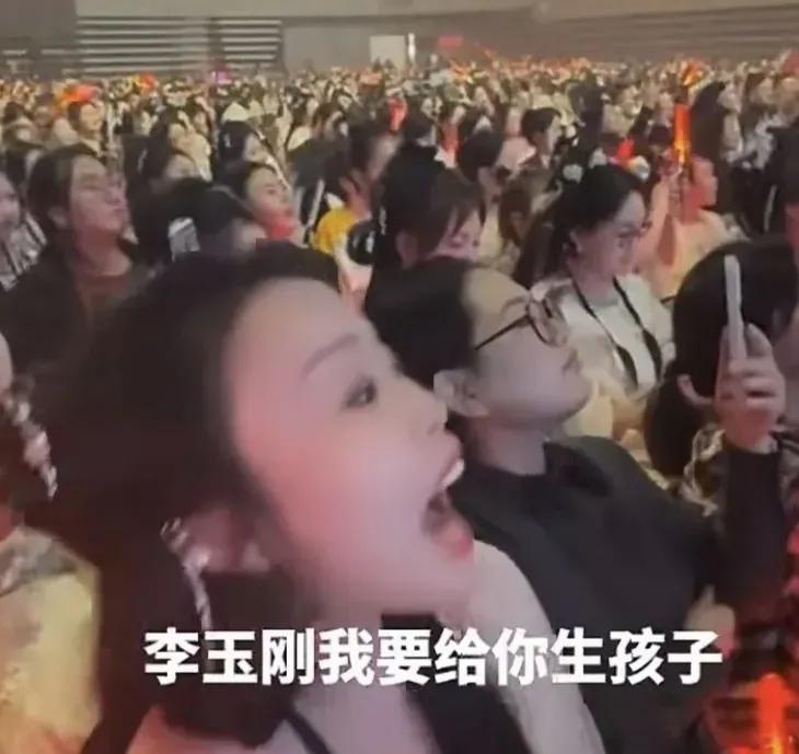 草帽姐咋这么疯癫？

网传草根歌手草帽姐近日搞了一个疯癫的举动，她竟然在李玉刚杭