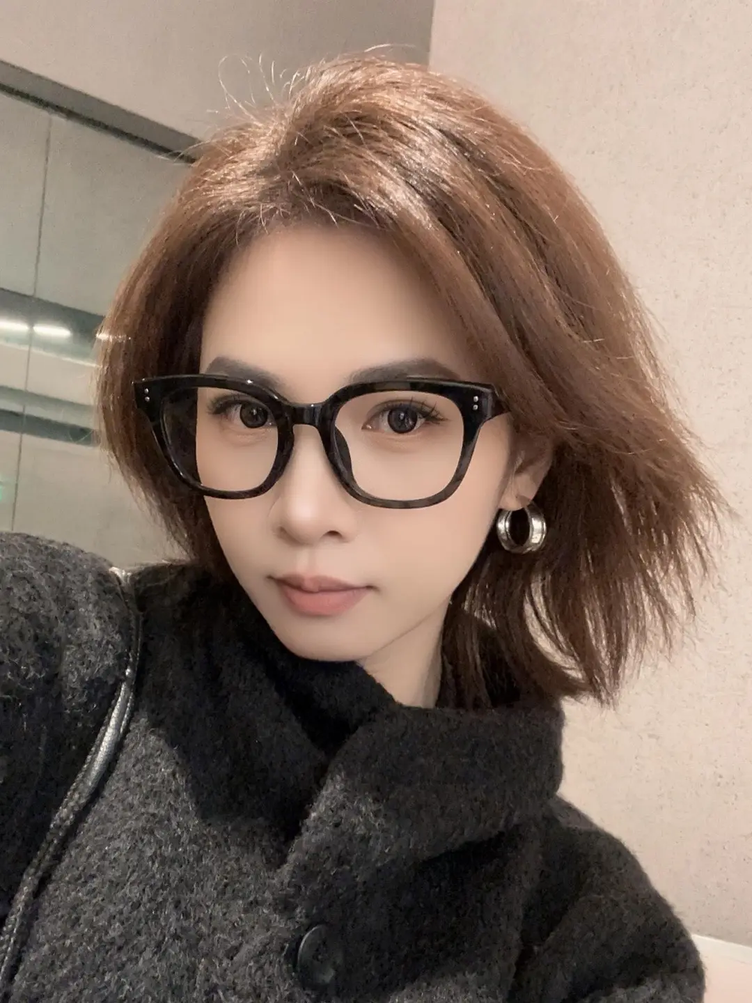 韩系眼镜杀 今日份短发look 晒晒我的短发造型 戴眼镜女生的发型 短发控