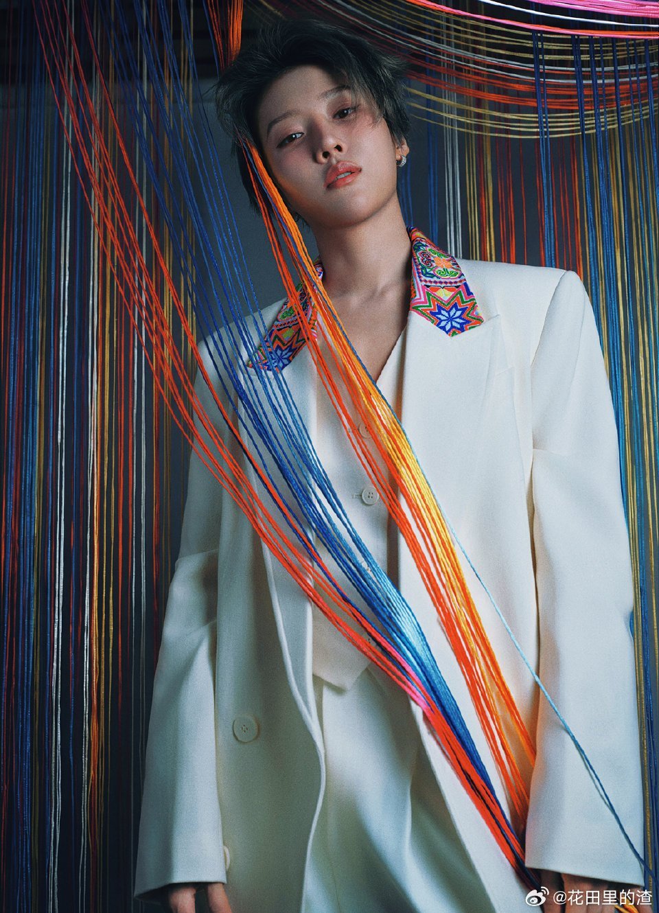 刘雨昕苗族纹样西装刘雨昕把非遗穿在西装上 一针一线皆是传承，刘雨昕把非遗穿在西装