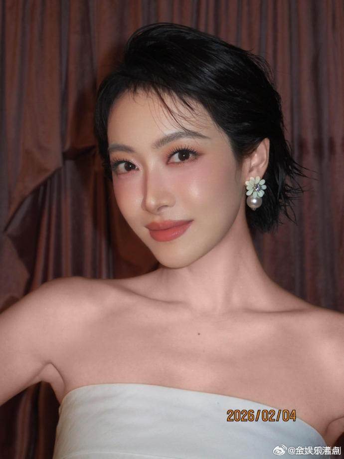 王亚飞给宋茜化的粉系微醺妆宋茜的微醺妆也太有氛围感了吧！温柔到发光✨王亚飞给宋茜