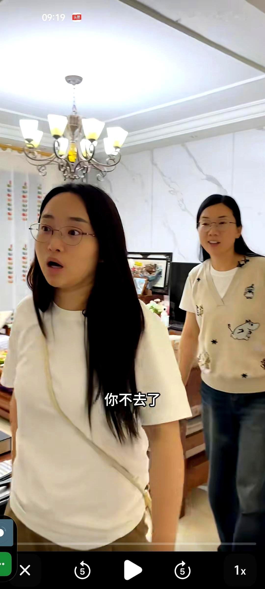 老妈犟着跟小凤娜姐去高航家凑热闹，一桌子热菜愣是没上桌，蹲旁边小马扎上瞅着，网友