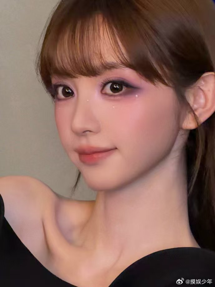 田曦薇粉紫碎钻眼妆碎钻点缀在眼下很巧妙，搭配这身黑衣服，锁骨窝格外显眼田曦薇锁骨