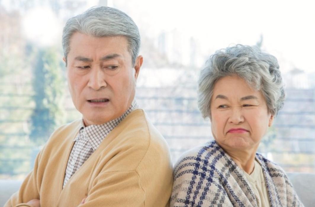 我前天晚上给老妈打电话，老爸接的电话。聊了会儿天，我让老爸把电话给老妈，想和老妈