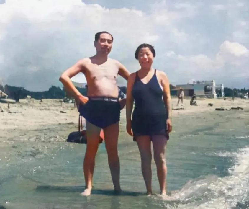 一对模范伉俪，把一生毫无保留地献给了人民，没有子女，没有私人财产，死后没有占一分