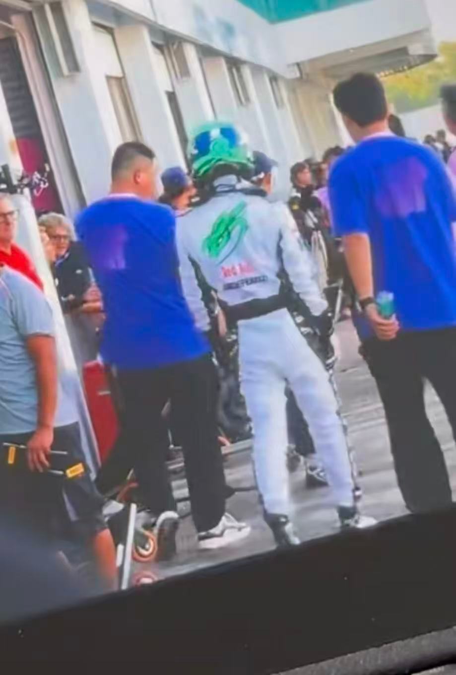 我老公穿着白色赛车服出现了王一博珠海试车王一博85racing