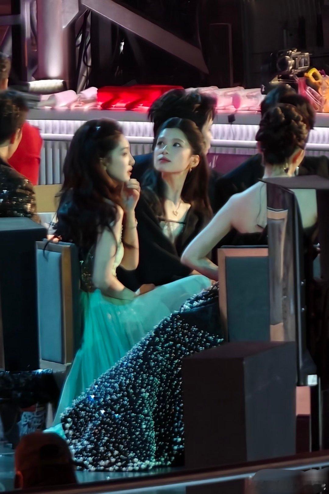 张婧仪章若楠同框谁敢看！！感觉她俩能演一半小说的女主了跨年
