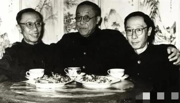 1924 年，北京城风雨飘摇，37 岁的载涛，一夜之间就被停发了皇家所有的俸禄和