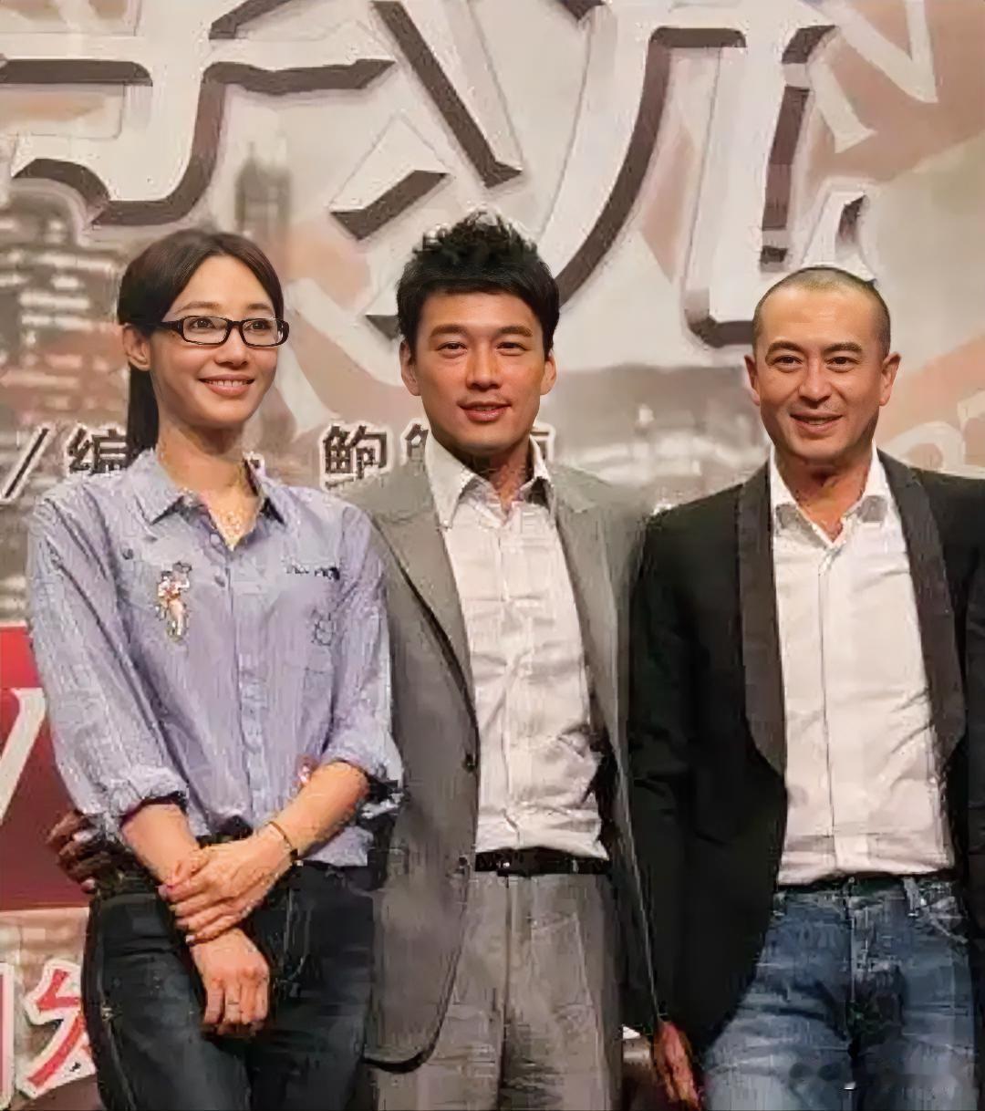 仔细看，左边是细眉飞扬，楚腰卫鬓，秀韵多姿的演员白百合，没想到，黑框眼镜一戴，显