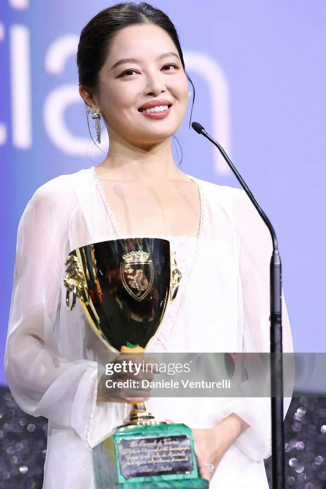 香奈儿脸笑烂了吧，两套新季高定押中影后 ​​​