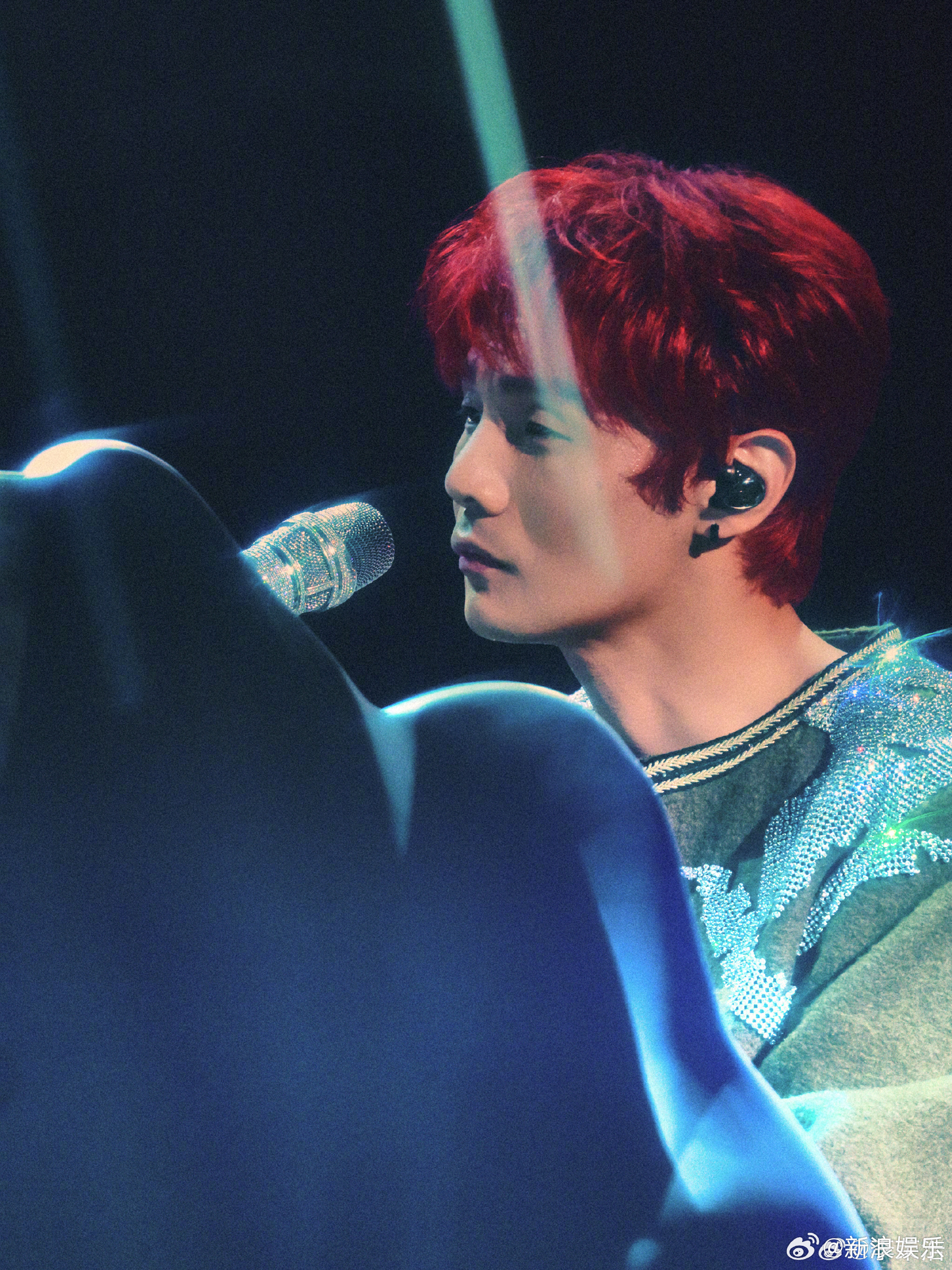 【吴向飞称李荣浩曾唱其写的歌没给钱】  29日，歌手喊话李荣浩，称他发现李荣浩曾