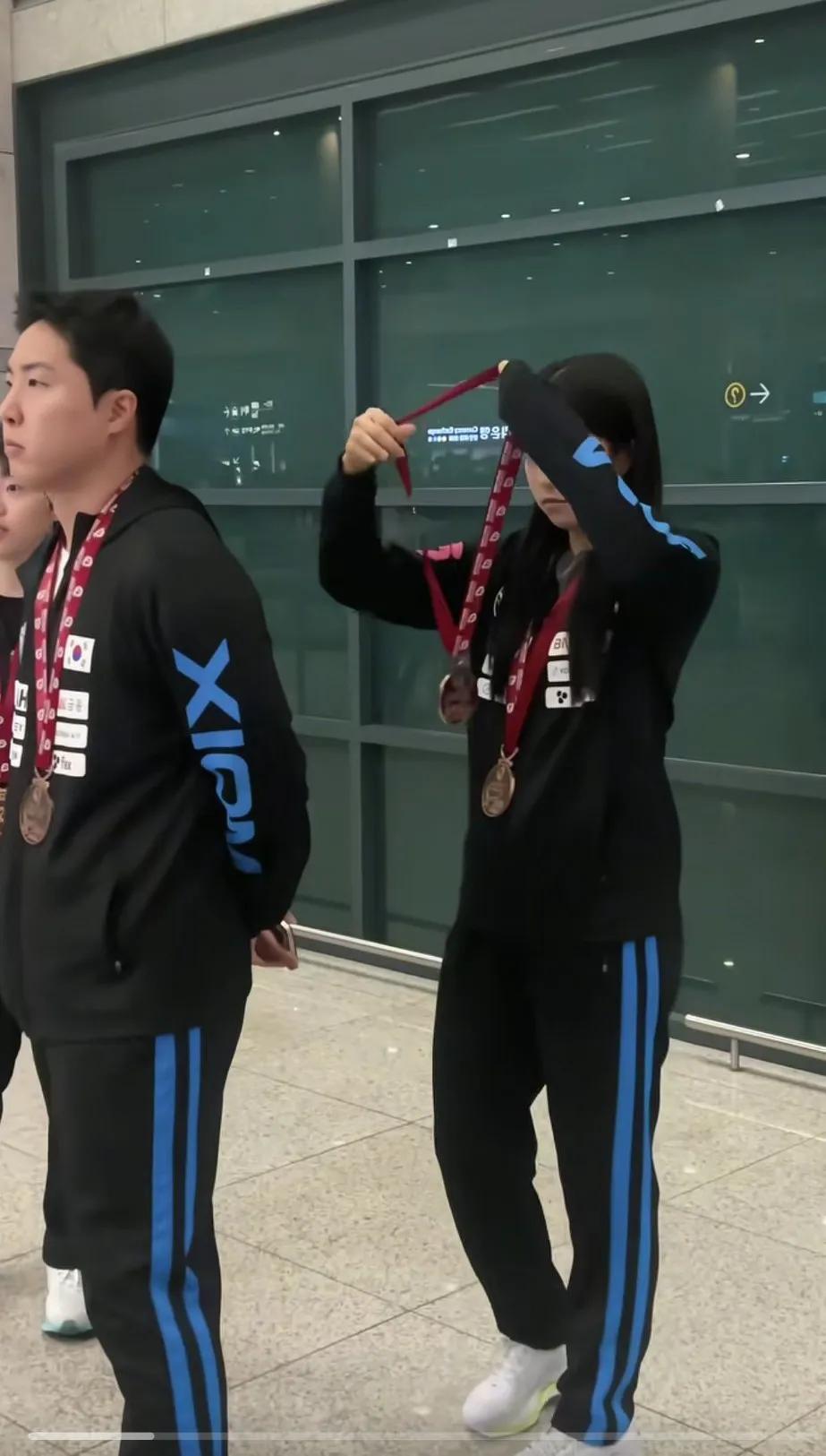 小申参加三项比赛[震惊]男女混双，女双，个人。厉害啊！两个有牌，个人还是遇上莎莎