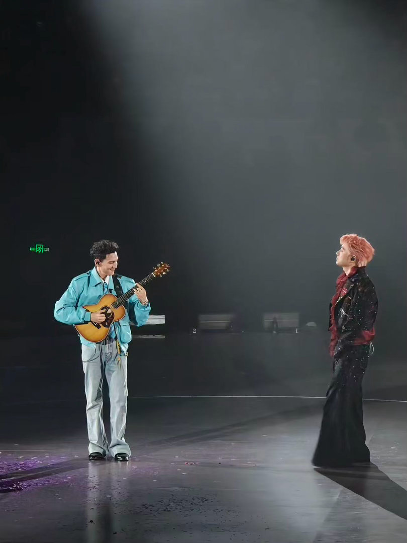 艾热王以太站在一起就是太热艾热王以太北京演唱会 本来以为三年没同台多少会有点生疏