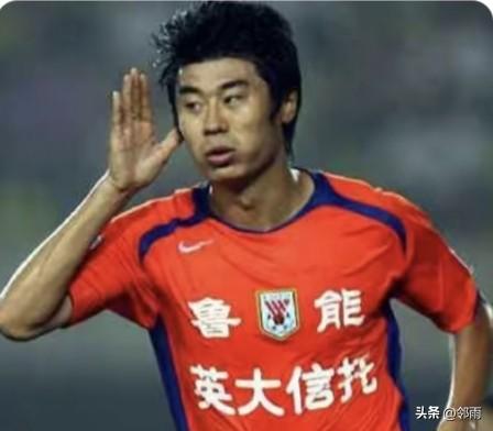 心中藏着九年深情，手中紧攥三分壮志；山不转水会转，水不转人会转。他身为铁人队主教