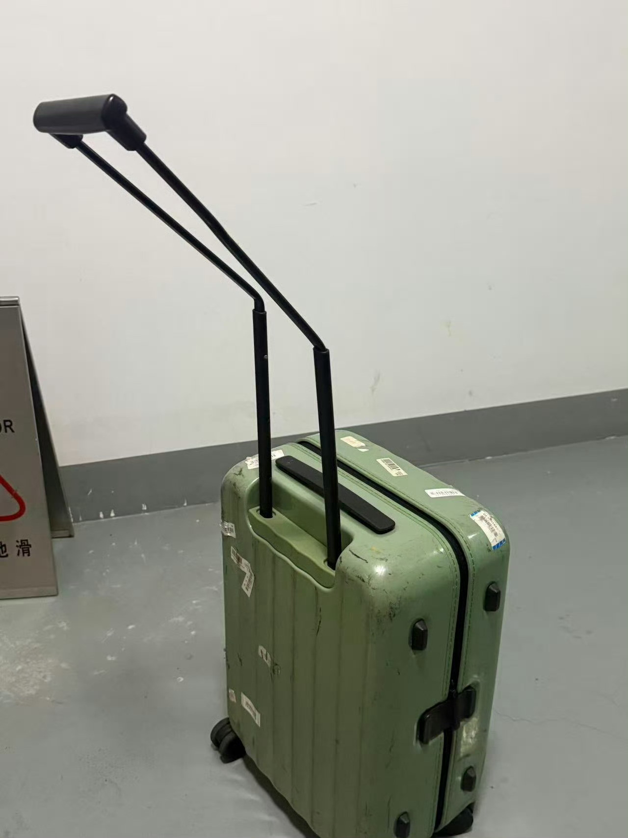 ？赖伟明的箱子被私生挤成了这样 ​​​