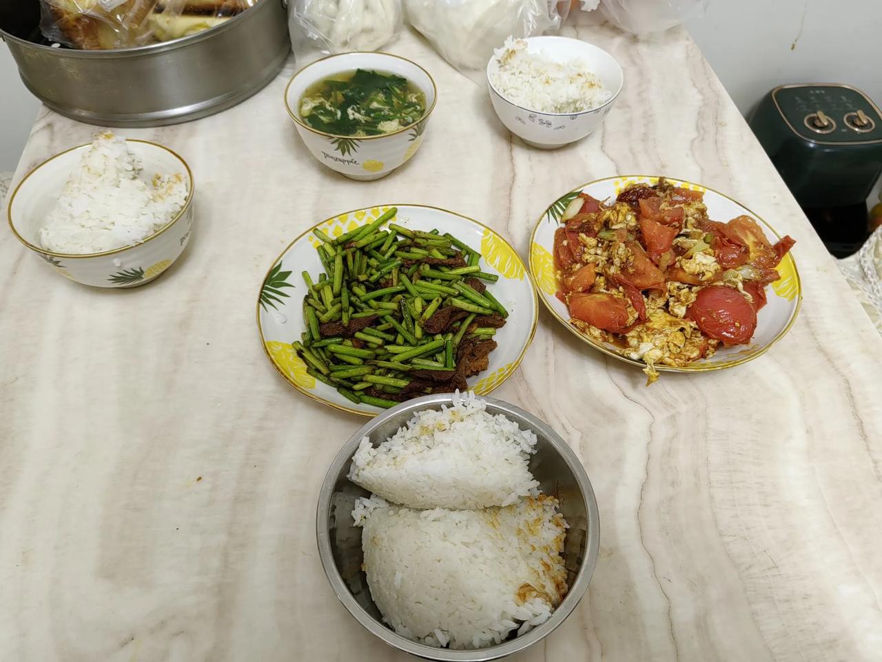  我费里九牛二虎之力做的晚餐，不知道俺家姑娘爱吃不爱吃。