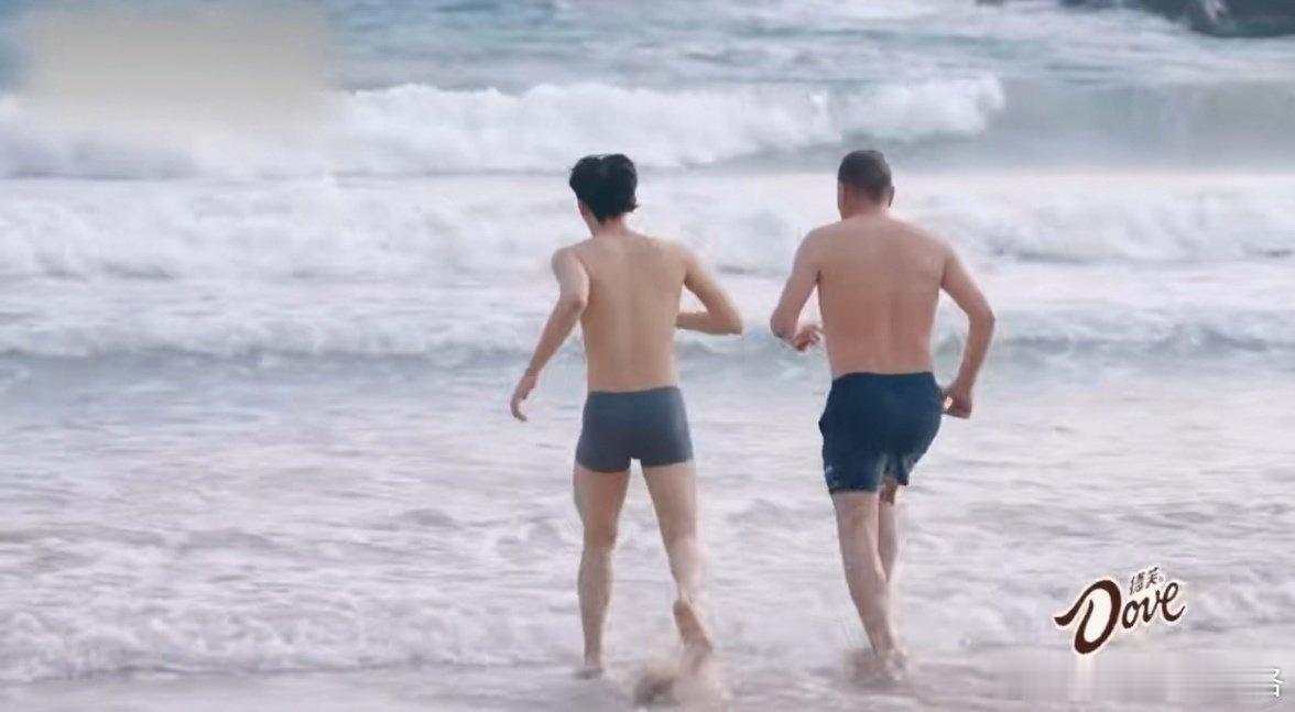 侯明昊在节目里只穿了内裤去游泳，大家觉得他的身材怎么样？ ​​​