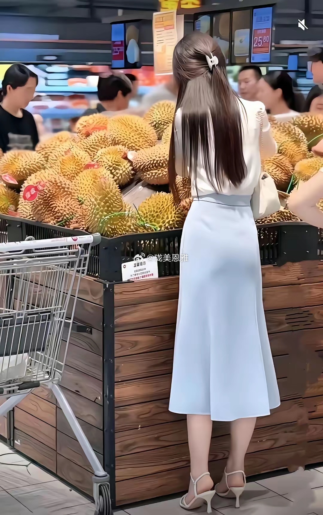 美女买榴莲，身材似天仙。猛然一转脸，夏天到冬天。 ​​​