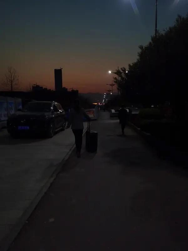 别找什么大道理给自己灌鸡汤了，就记住一句：你现在踩在谷底，往哪个方向走，都是上坡