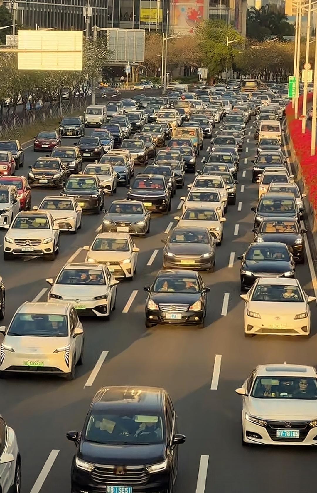 现如今大家最期待的就是沈阳地铁9号线何时能往北部延伸到西江街呢？这里都是住宅小区