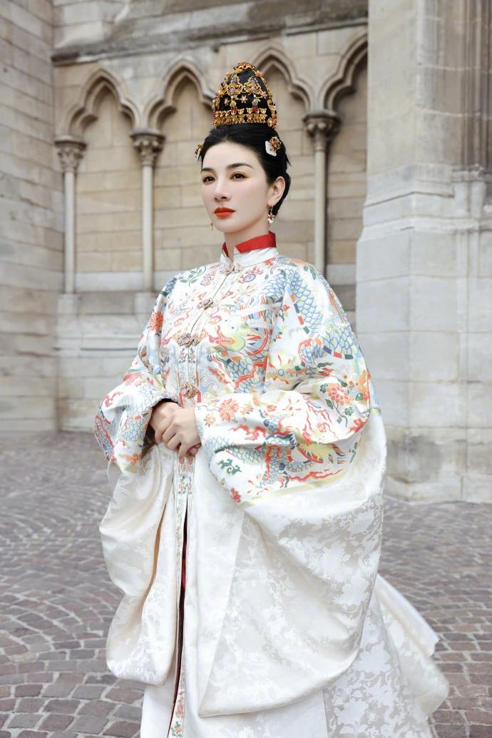 黄奕简直就是国风的代言人嘛！她把汉服穿到了法国巴黎的街头，那个造型，真的让人觉得