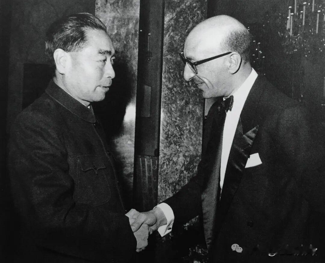 1957年1月，周恩来访问阿富汗时和穆罕默德·查希尔·沙阿国王在一起