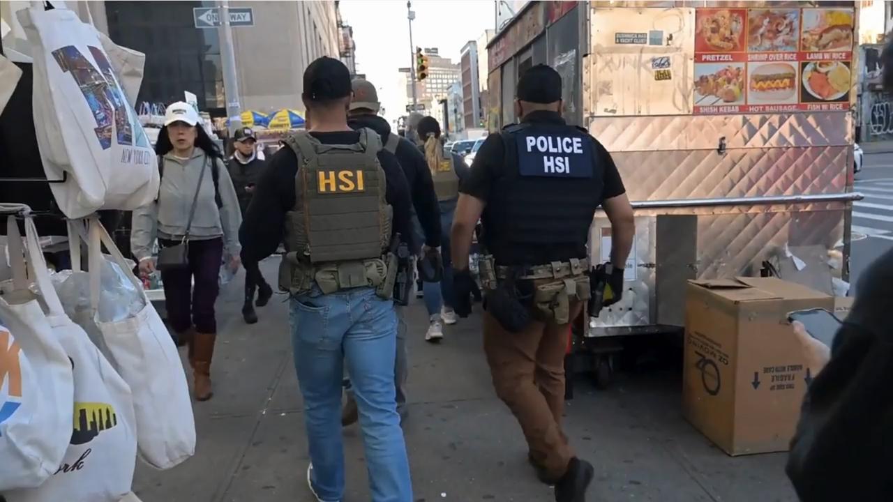 纽约唐人街被突袭了！
当地时间10月21日下午，来自国土安全部、移民局、缉毒局和