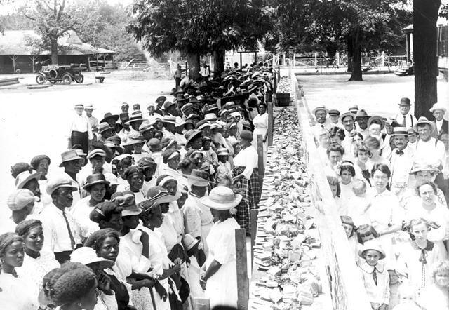 1944年，美国最小的死刑犯乔治，被执行电刑，他被人们捆绑起来，换上衣服，送上了