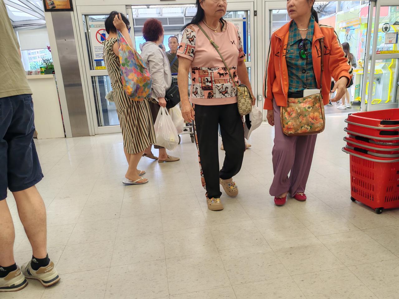 今天在m里见着一位79的老人，老人说她是广东人，来加拿大已经20多年了。

但是