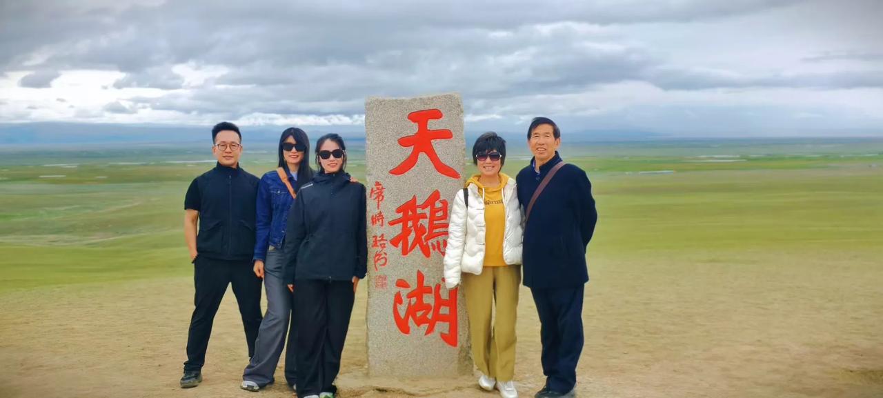 巴音布鲁克天鹅湖景区的观景台主要集中在 九曲十八弯，视野开阔，配备望远镜与指示牌