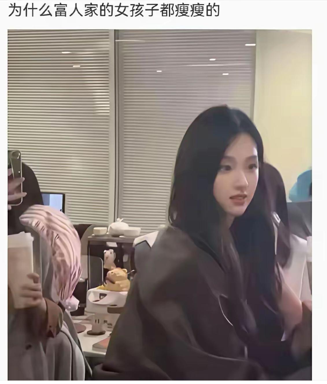为啥富家女生大多纤细苗条，真相根本不是吃得少。
普通人解馋靠重油重盐外卖，她们随