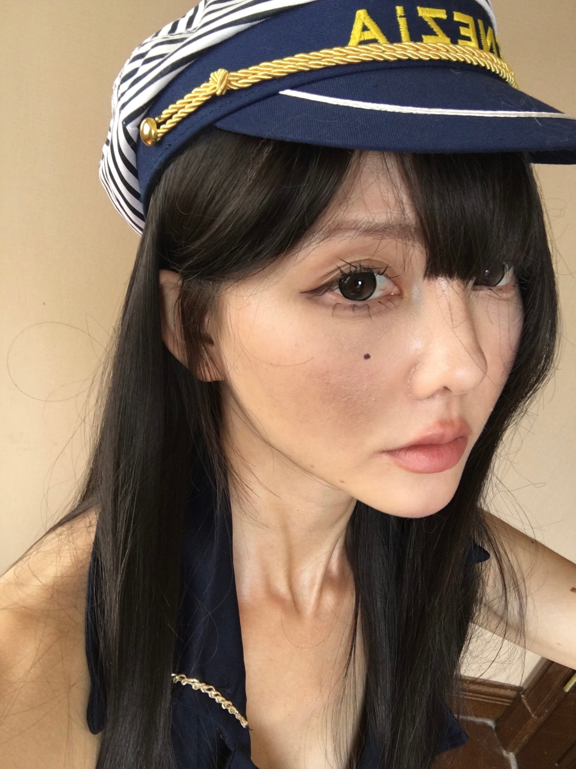 自拍不p的话是这样的，这是光线充足的地方，感觉毛孔拍很大！别的可以 