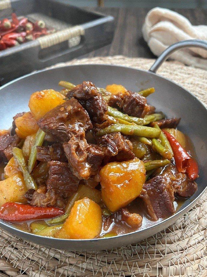 #汪苏泷有41首百万收藏#牛肉·土豆·豆角红烧牛肉配土豆和豆角，牛肉酥烂入味，土