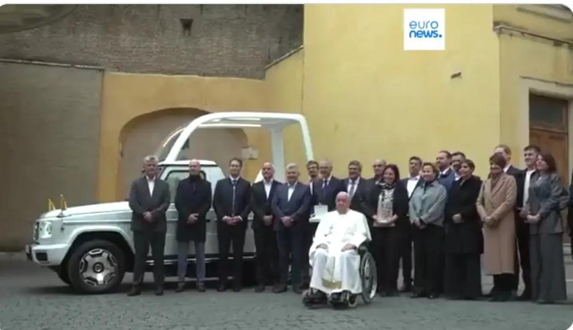 教皇方济各接收首辆梅赛德斯奔驰 G 级电动车

梅赛德斯-奔驰向教皇方济各赠送了