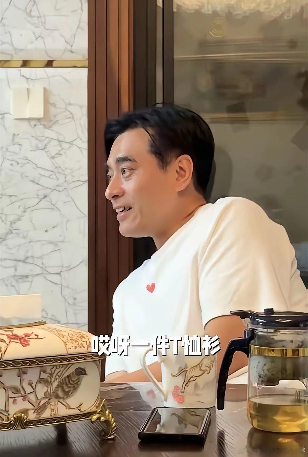 陈龙真是挺不懂女人的，老妈买一件600多的T恤他还嫌贵，说“你真舍得买”！陈妈说