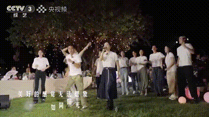 唱歌的是谢娜累的是撒贝宁谢娜唱原创歌，撒贝宁比她还投入，全程当辅助数拍炒气氛，累