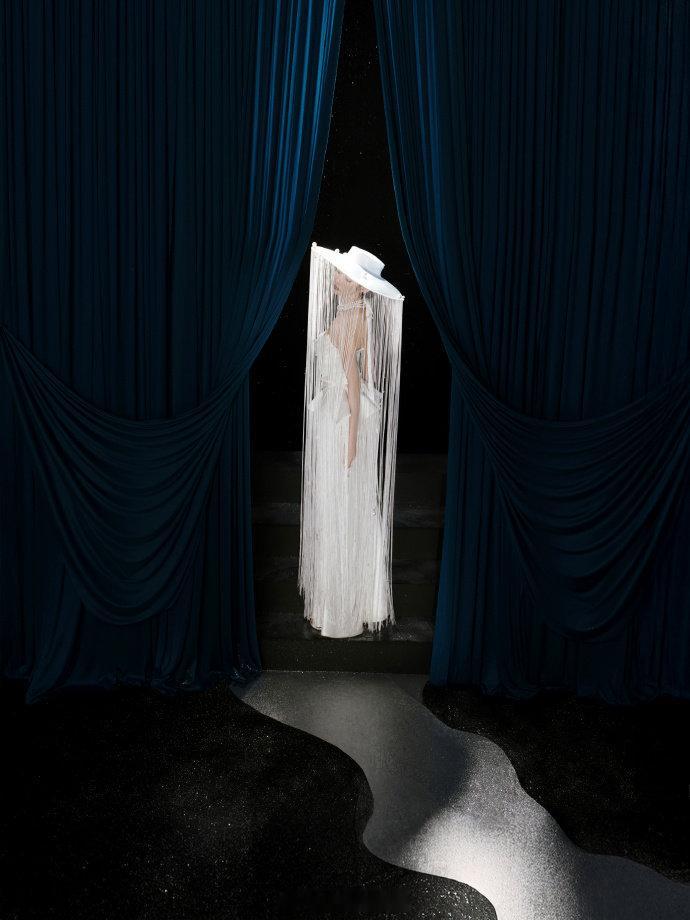 张艺凡眼影 论如何用眼妆营造“破碎感”，张艺凡交出了满分答卷。低饱和的芋泥紫消肿