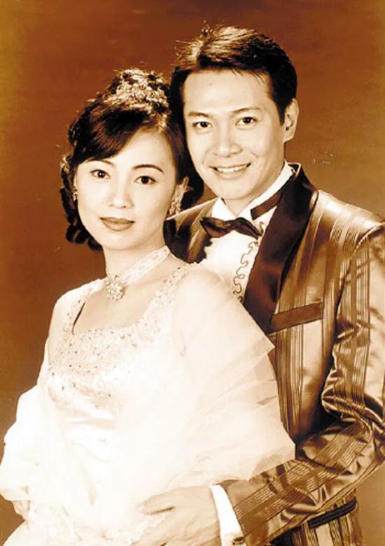 一次，金星问邓萃雯：“听说当年万梓良居然在大街上给你跪下了，是为什么？”邓萃雯翻