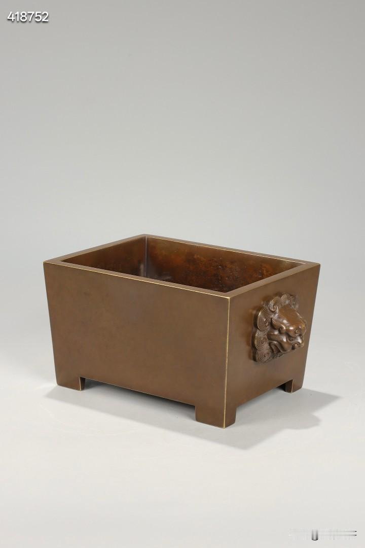 清 大明宣德年制款狮耳马槽炉

规格：长14.3cm，宽11cm，高8.5cm，