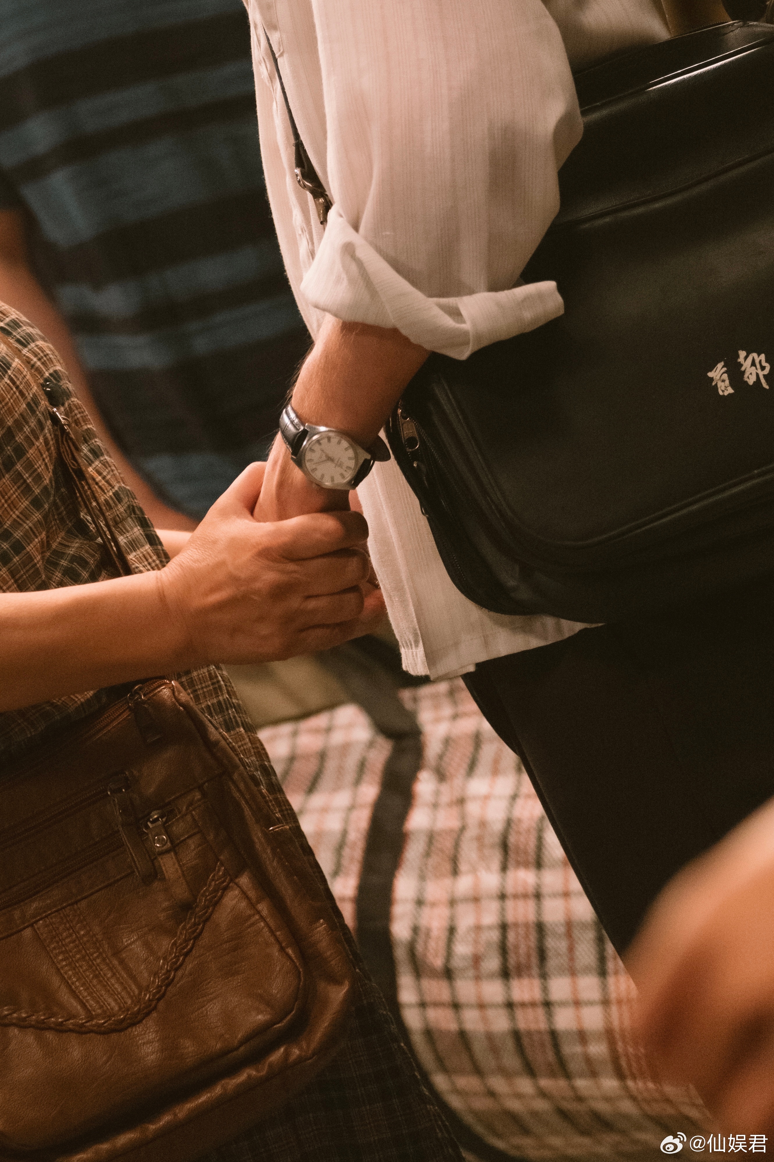 白宇袜子里掏钱丝滑得不像演的冬去春来 白宇这段从袜子里掏钱的戏也太真实了！动作流