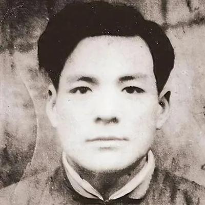 1943年，大汉奸林洪洲在路边解手，一个老汉见他孤身一人，直接一锄头把他敲个半死