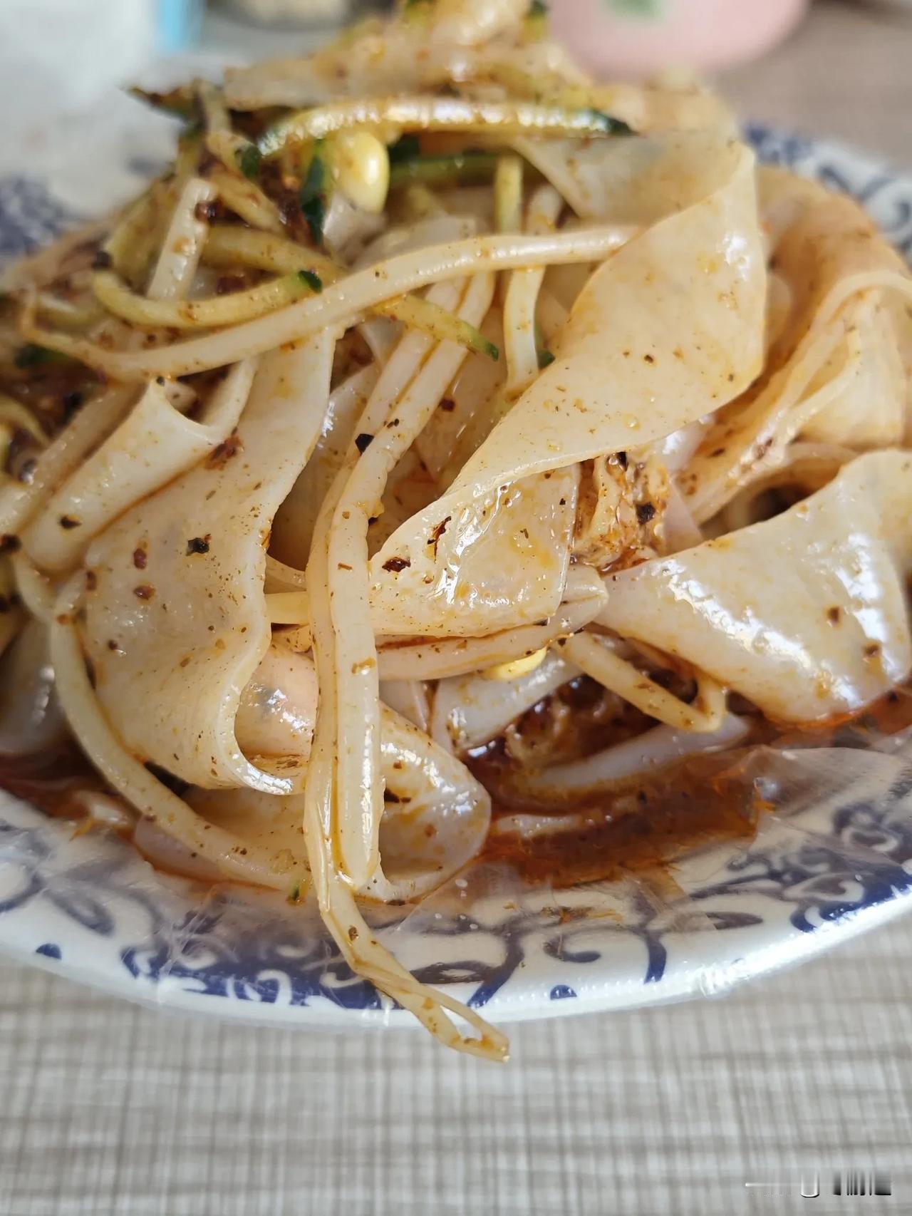 王记陕西凉皮(西安路店)，位于大连西安路商圈。已经种草了很久了一家凉皮店，网上口
