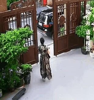 几百斤重的院墙大门，毫无征兆地拔地而起，直接往人脑袋上砸！
就差那么几厘米，命差