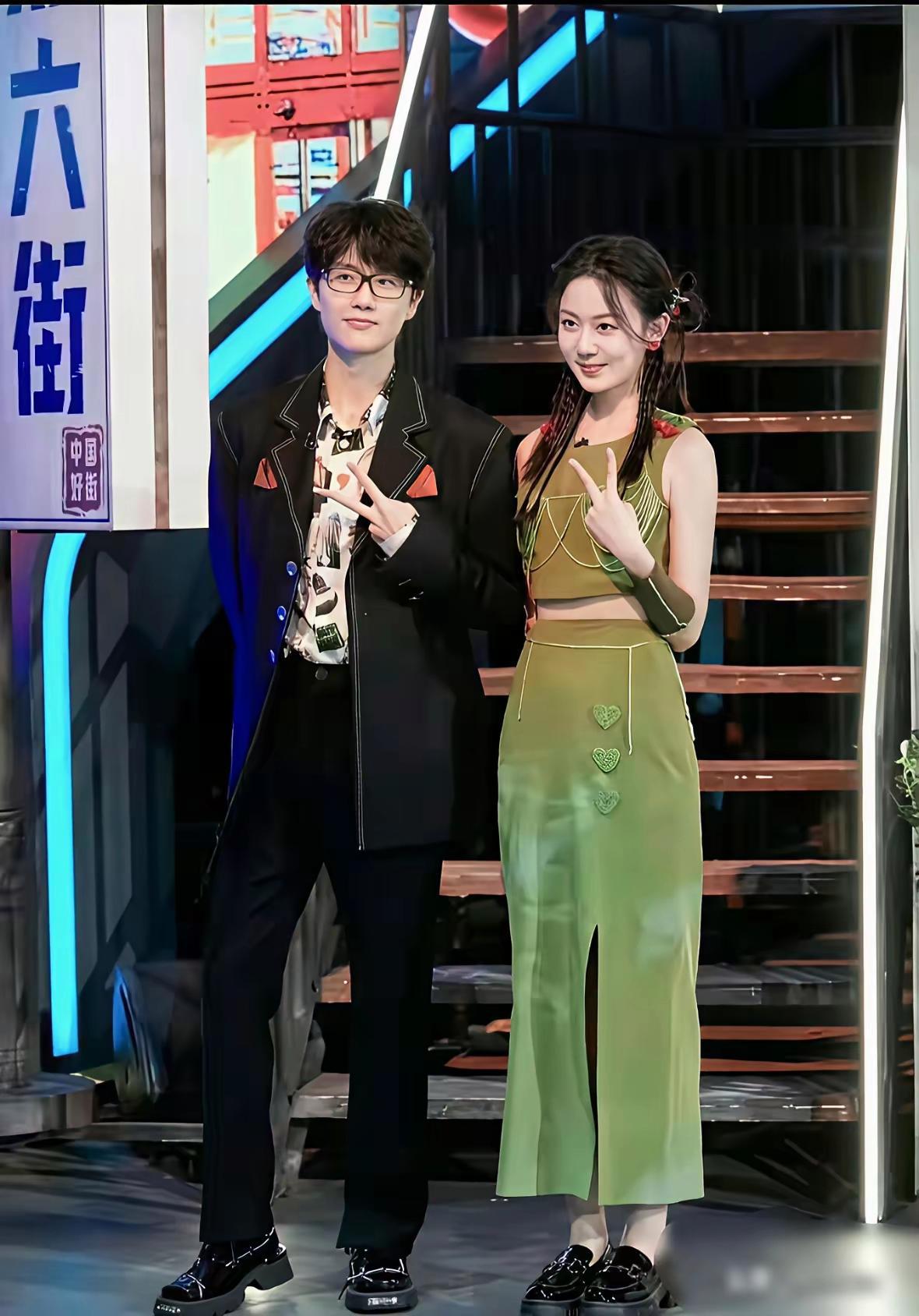 许嵩和冯禧真是佳偶天成，站在一起格外养眼登对，也算是让他如愿以偿——毕竟他一直没