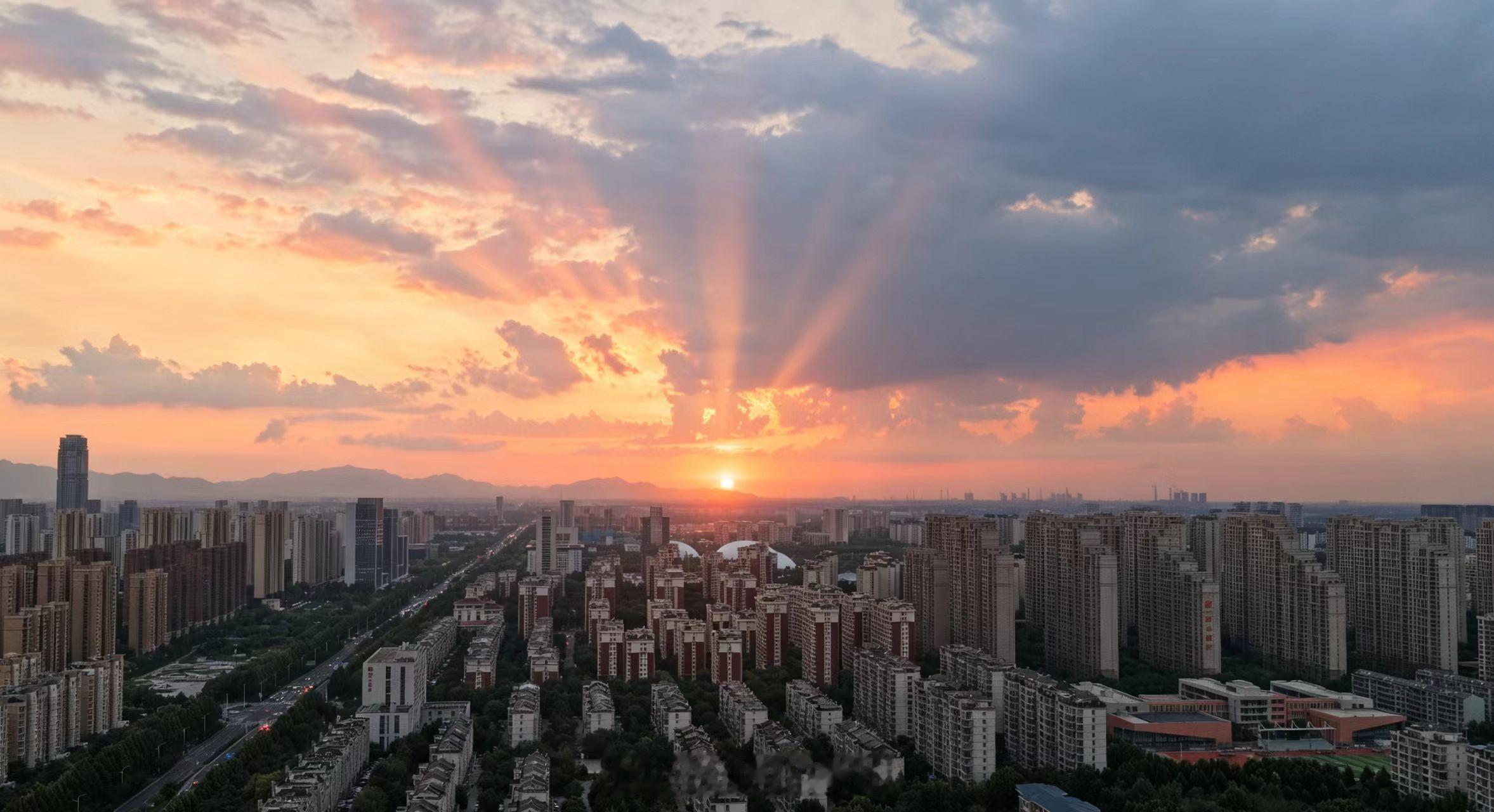 网友投稿：这是淄博今天的晚霞…..[爱你]秋高气爽，落日温柔余晖铺满天际，转眼明