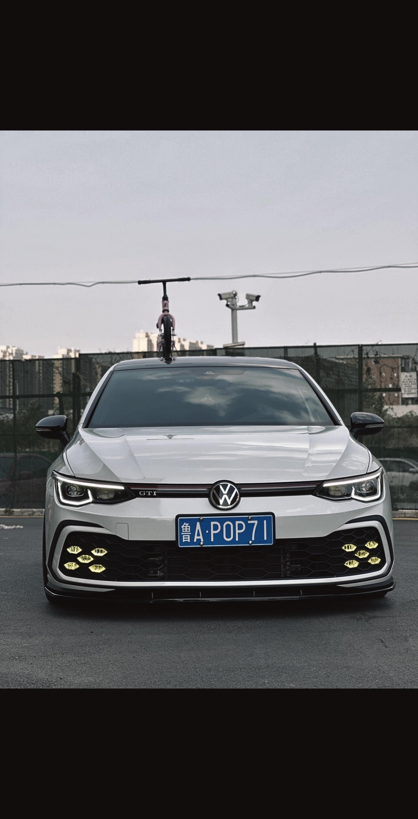 踩的不是油门，而是这些年受过的委屈和不甘