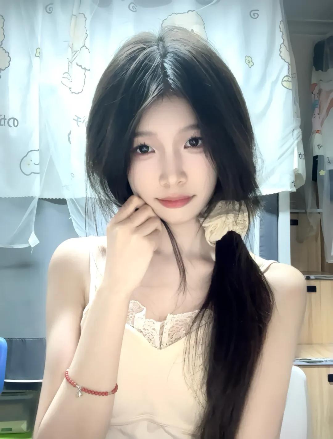 女大学生就是好看，年轻漂亮[呲牙]