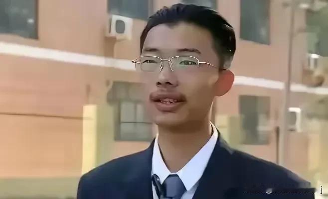社会真的好像得了一种病，一个小丑仅凭哗众取宠就能在一天内狂揽190万。这真的让我